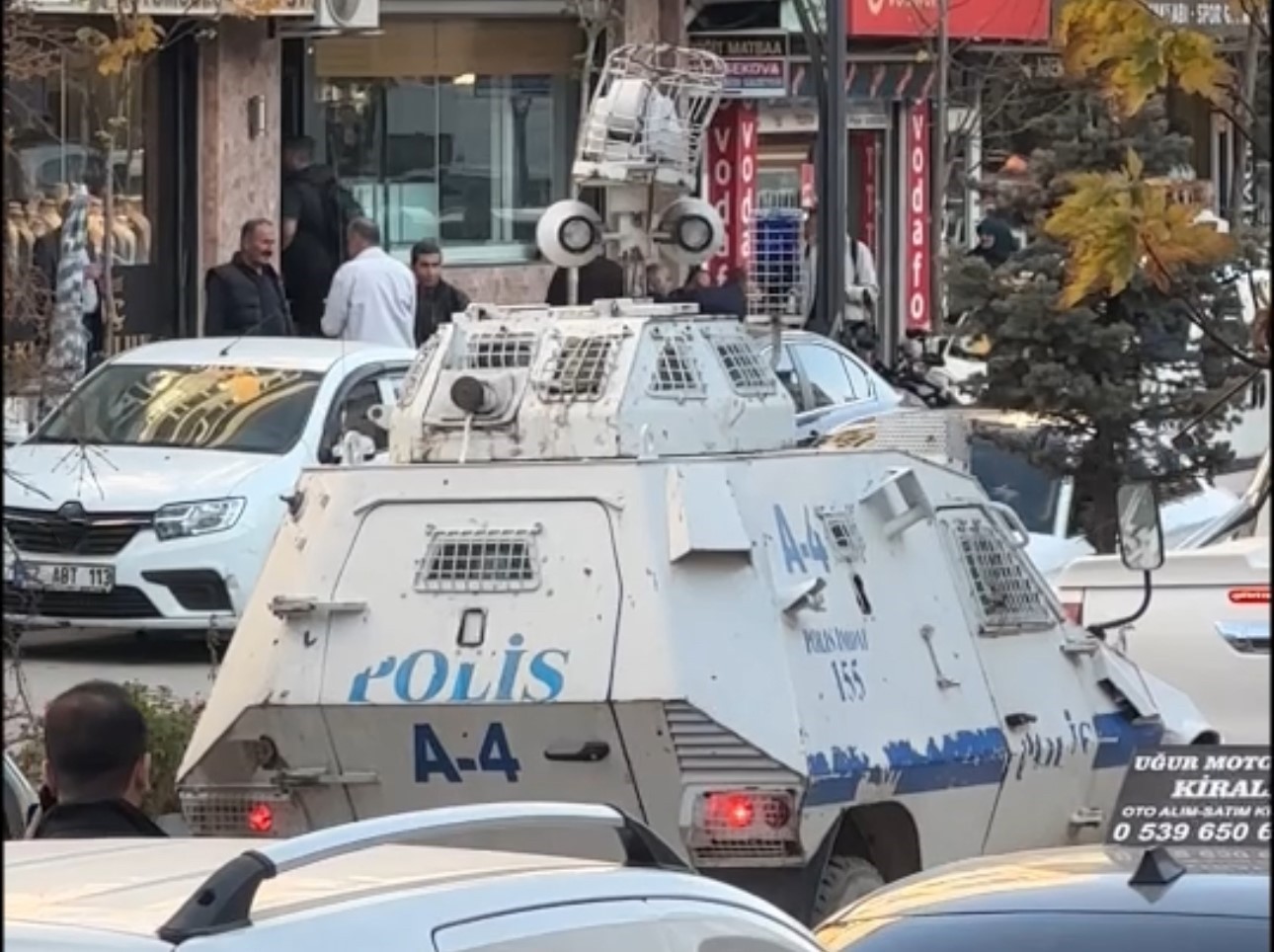 HAKKARİ'NİN YÜKSEKOVA İLÇE MERKEZİNDE İKİ AYRI GRUP ARASINDA ÇIKAN KAVGA, POLİSİN GELMESİYLE...