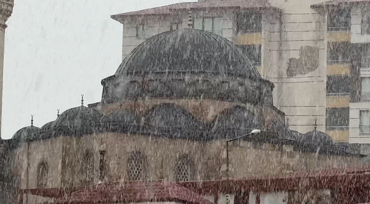 HAKKARİ'NİN YÜKSEKOVA İLÇESİNDE YOĞUN KAR YAĞIŞI ETKİSİNİ SÜRDÜRÜRKEN, İLÇENİN İRAN SINIRINDA...