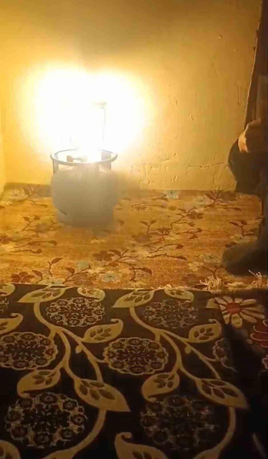 HAKKARİ'NİN YÜKSEKOVA İLÇESİNİN İRAN SINIRINDA BULUNAN ÇOBANPINAR KÖYÜNDE YAŞANAN ELEKTRİK...