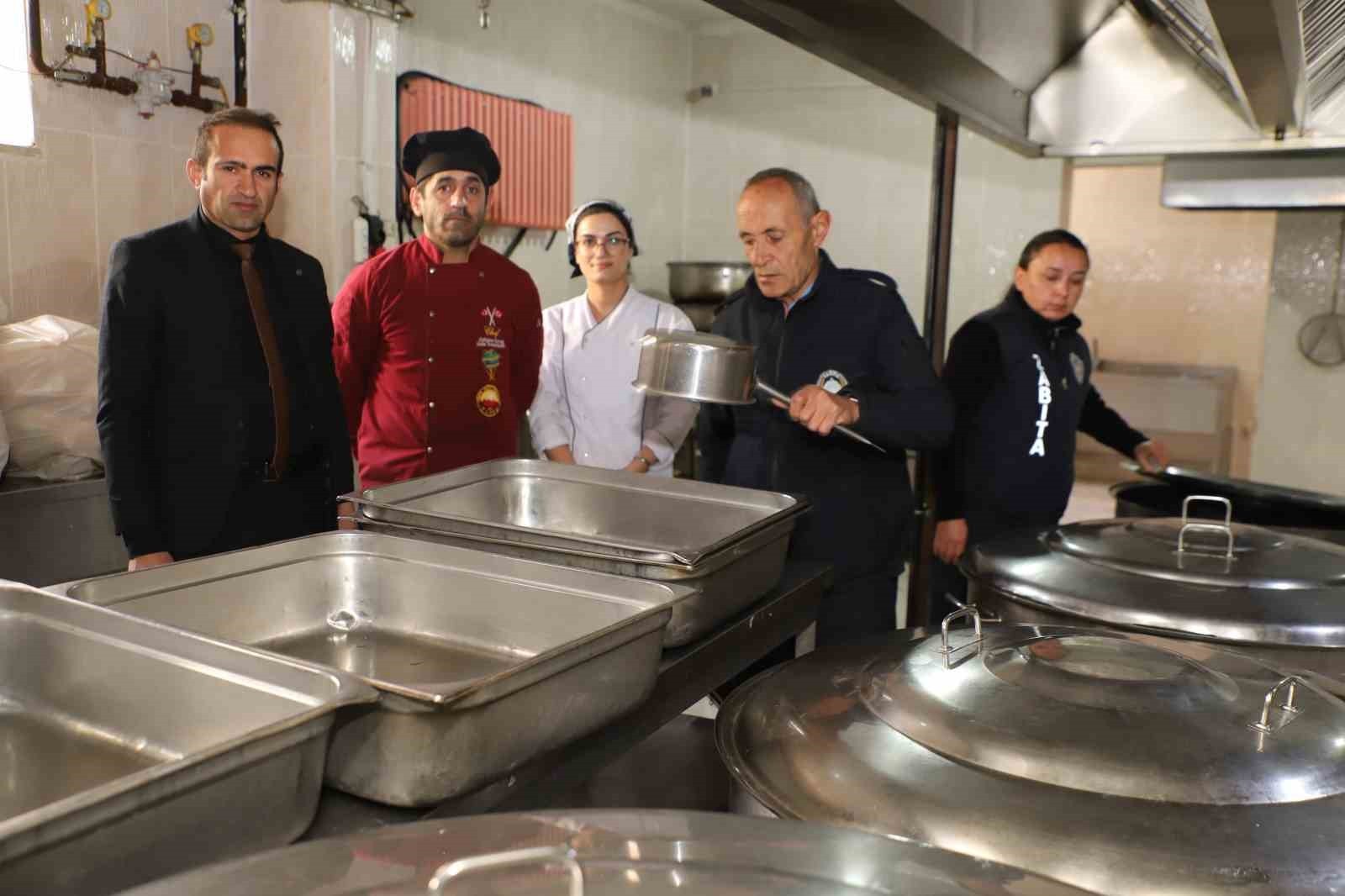 HAKKARİ BELEDİYESİ ZABITA MÜDÜRLÜĞÜ EKİPLERİ, ÖĞRENCİ SAĞLIĞINI KORUMAK AMACIYLA OKUL PANSİYONU...