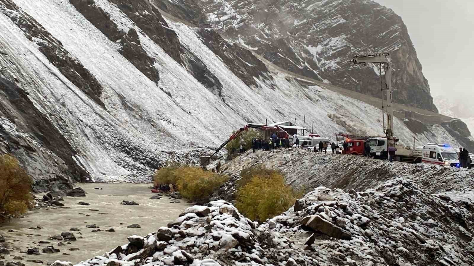 HAKKARİ’DE KAR YAĞIŞI SONRASI DAĞDAN KOPAN KAYALARDAN KAÇMAYA ÇALIŞAN ARACIN ZAP SUYU’NDA UÇMASI...