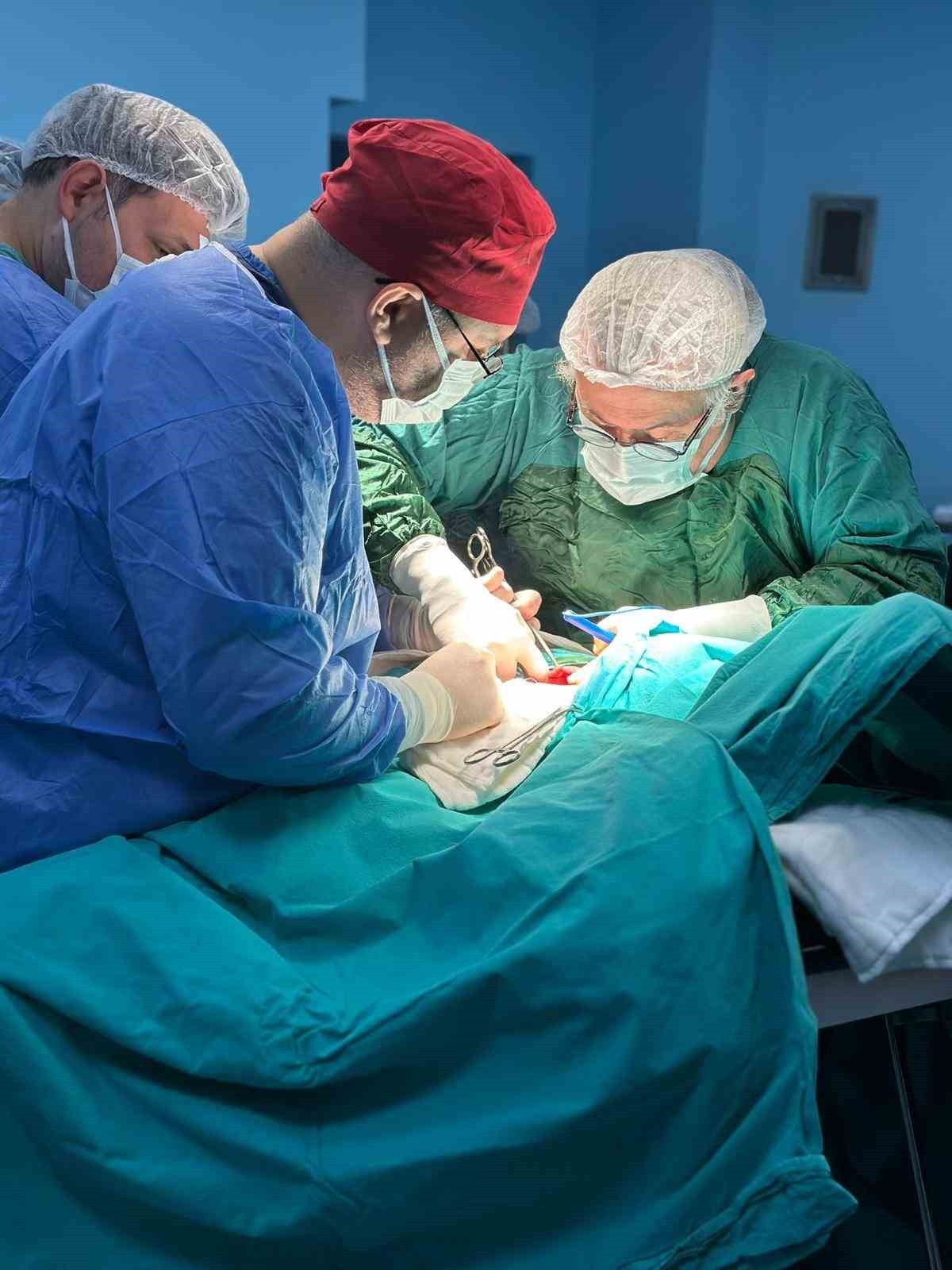 HAKKARİ’NİN DERECİK DEVLET HASTANESİNDE İLK KEZ GERÇEKLEŞTİRİLEN GUATR (TİROİD) AMELİYATI...