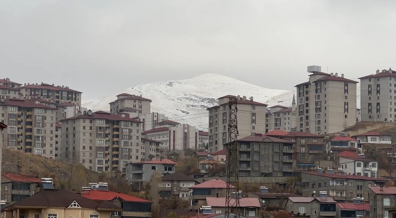 HAKKARİ’NİN YÜKSEKOVA İLÇESİNDE GECE SAATLERİNDE BAŞLAYAN KAR YAĞIŞI İLÇENİN ETRAFINI ÇEVRELEYEN...