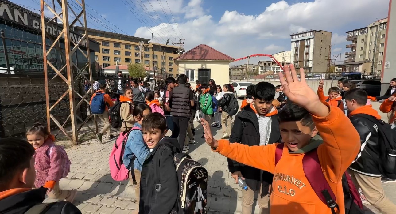 HAKKARİ’NİN YÜKSEKOVA İLÇESİNDE ÖĞRENCİLER SON DERS ZİLİNİN ÇALMASIYLA BİRLİKTE 9 GÜNLÜK ARA...