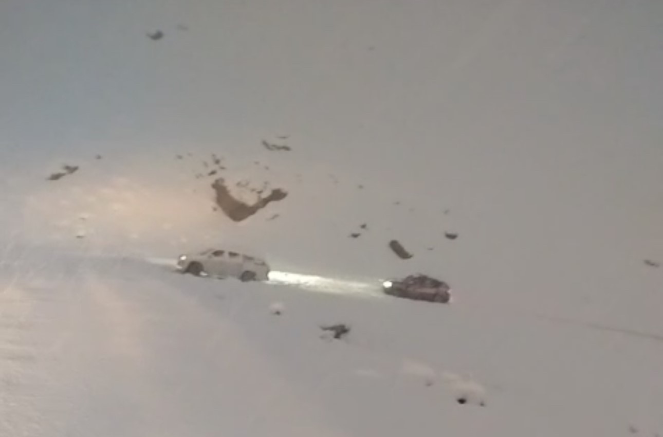 HAKKARİ’NİN YÜKSEKOVA İLÇESİNDE YOĞUN KAR YAĞIŞI NEDENİYLE YOLDA ARAÇLARINDA MAHSUR KALAN ÇOK...