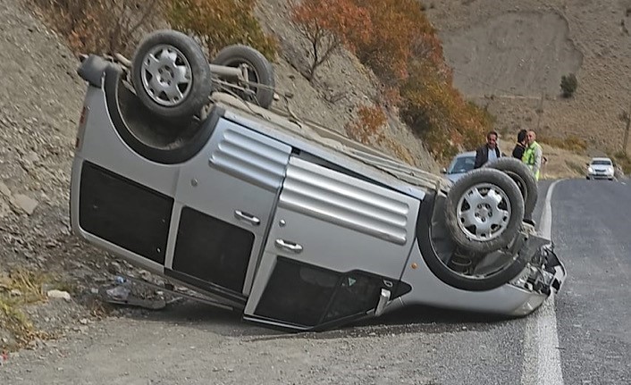HAKKARİ-VAN KARAYOLU ÜZERİNDEKİ KIRIKDAĞ KÖYÜ YAKINLARINDA MEYDANA GELEN TRAFİK KAZASINDA 2 KİŞİ...