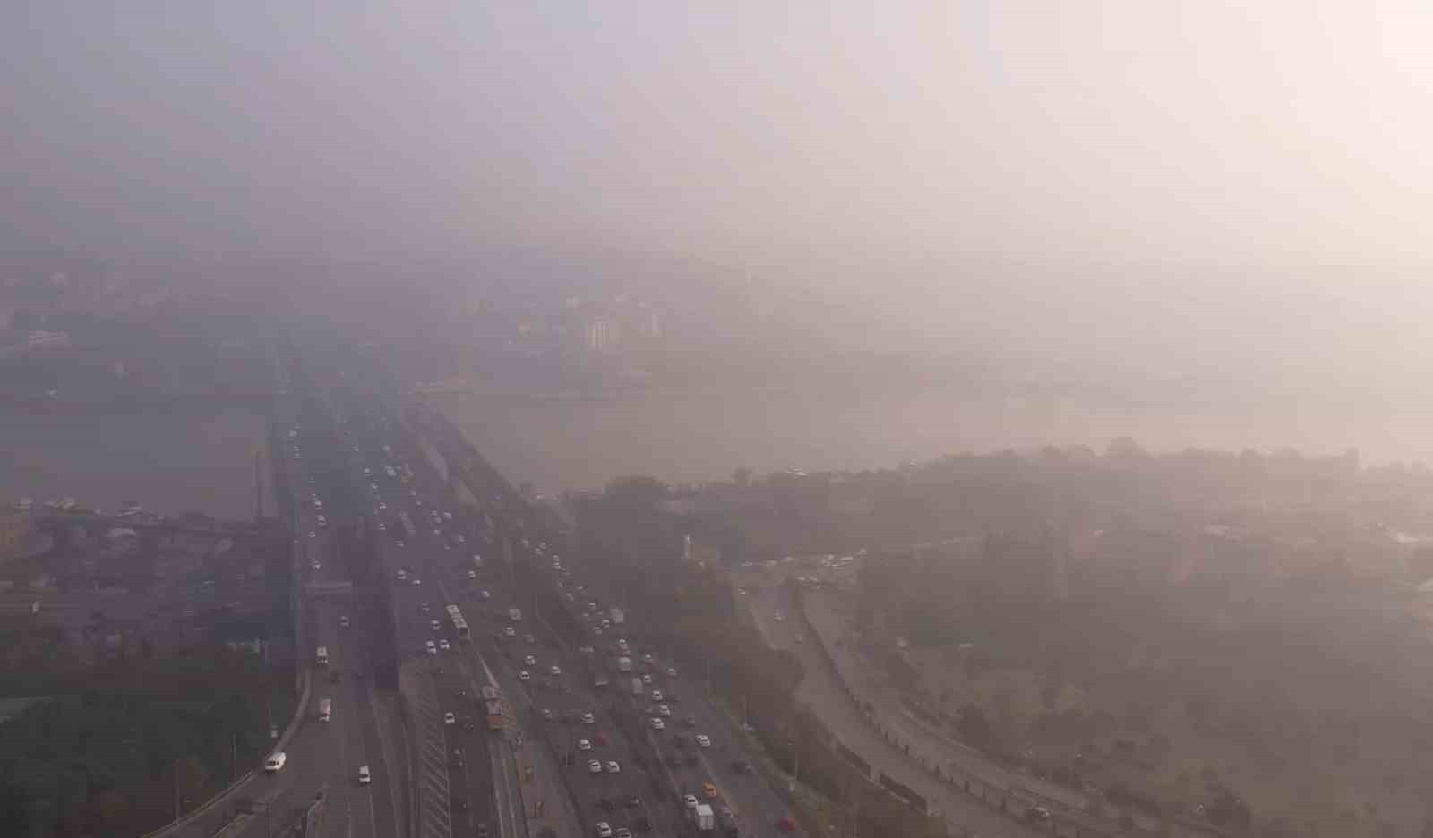 HALİÇ VE ÇEVRESİNDE SİS NEDENİYLE OLUŞAN TRAFİK YOĞUNLUĞU DRON KAMERASINA YANSIDI