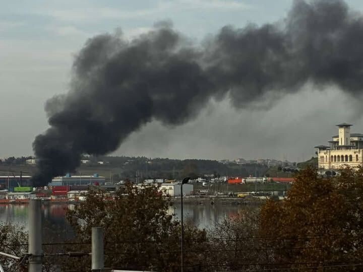 HALKALI GÜMRÜK İÇERİSİNDE BİR KONTEYNERDE YANGIN ÇIKTI. ALEV ALEV YANAN KONTEYNER, İTFAİYE...