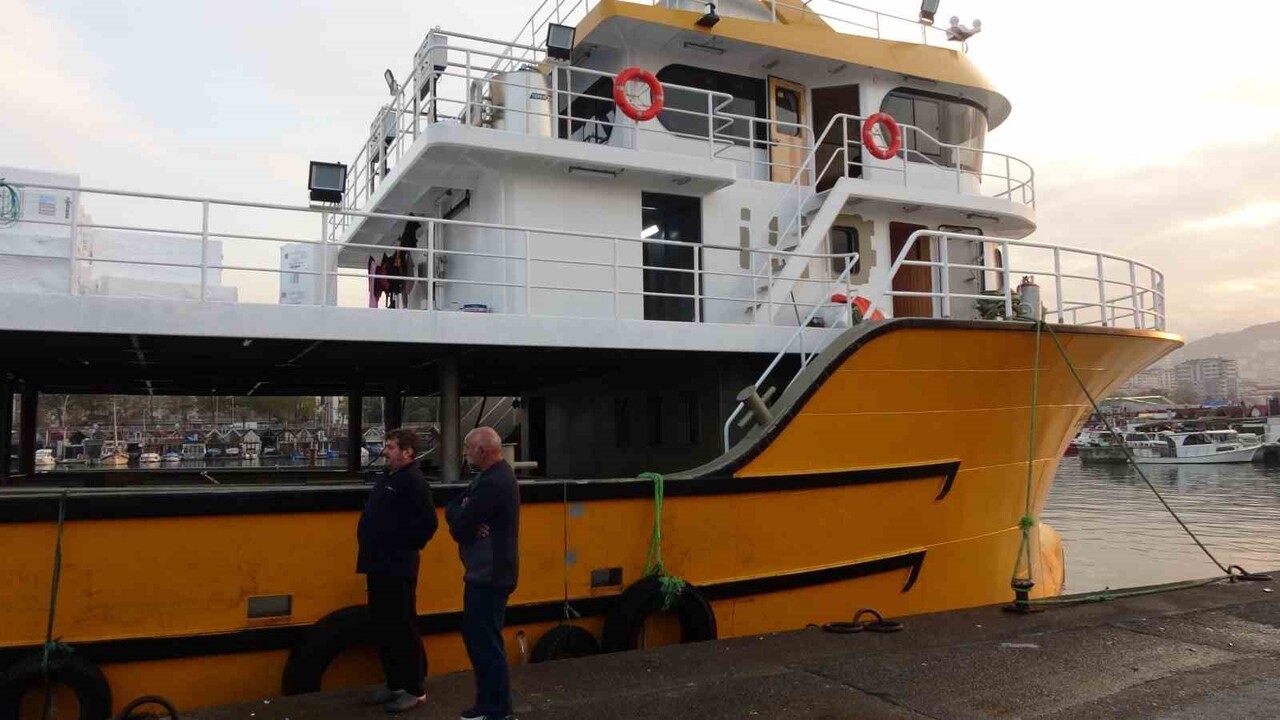 HAMSİ YOĞUNLUĞU NEDENİYLE TEKNE ÇALIŞANLARI ZAMAN ZAMAN UYKUSUZ BİLE KALIYOR