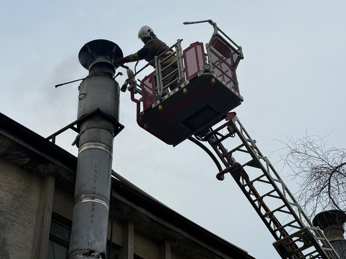 HATAY'DA BİR İŞ YERİNİN BACASINDA ÇIKAN YANGIN, BÜYÜMEDEN SÖNDÜRÜLDÜ.