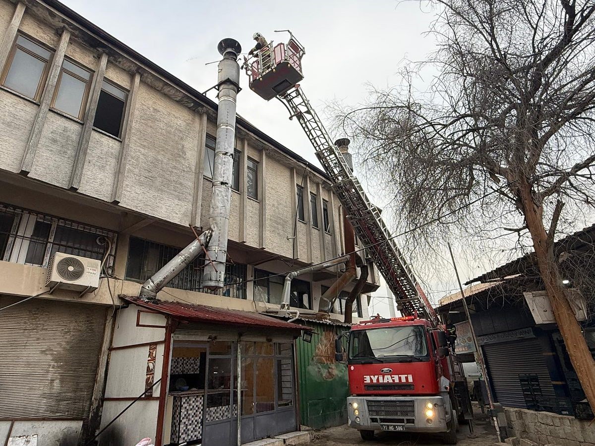 HATAY'DA BİR İŞ YERİNİN BACASINDA ÇIKAN YANGIN, BÜYÜMEDEN SÖNDÜRÜLDÜ.