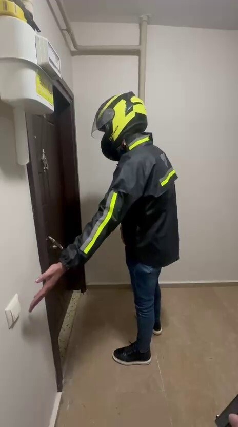 HATAY'DA DOLANDIRICILIK SUÇUNDAN 77 YIL HAPİS CEZASIYLA ARANAN FİRARİ ŞAHIS, KURYE KILIĞINA GİREN...