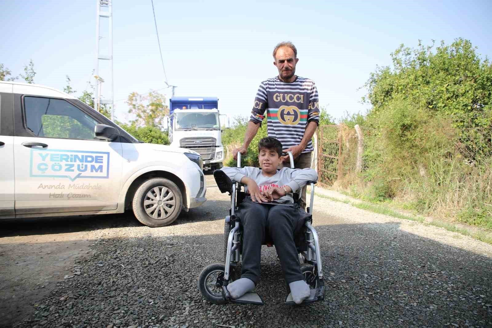 HATAY'DA EVİNİN BULUNDUĞU SOKAKTA TEKERLEKLİ SANDALYESİYLE İLERLEMEKTE GÜÇLÜK ÇEKEN ALİ YILDIZ’IN...