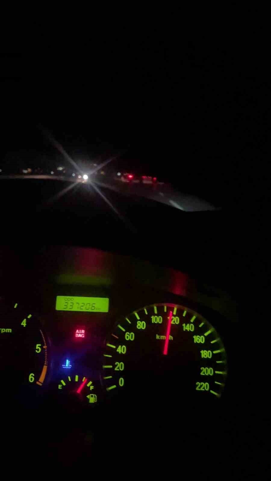 HATAY'DA HIZLARI 100 KM'Yİ BULAN 2 HAFRİYAT KAMYONUNUN YARIŞI TRAFİKTEKİ BAŞKA BİR ARACIN SÜRÜCÜSÜ...