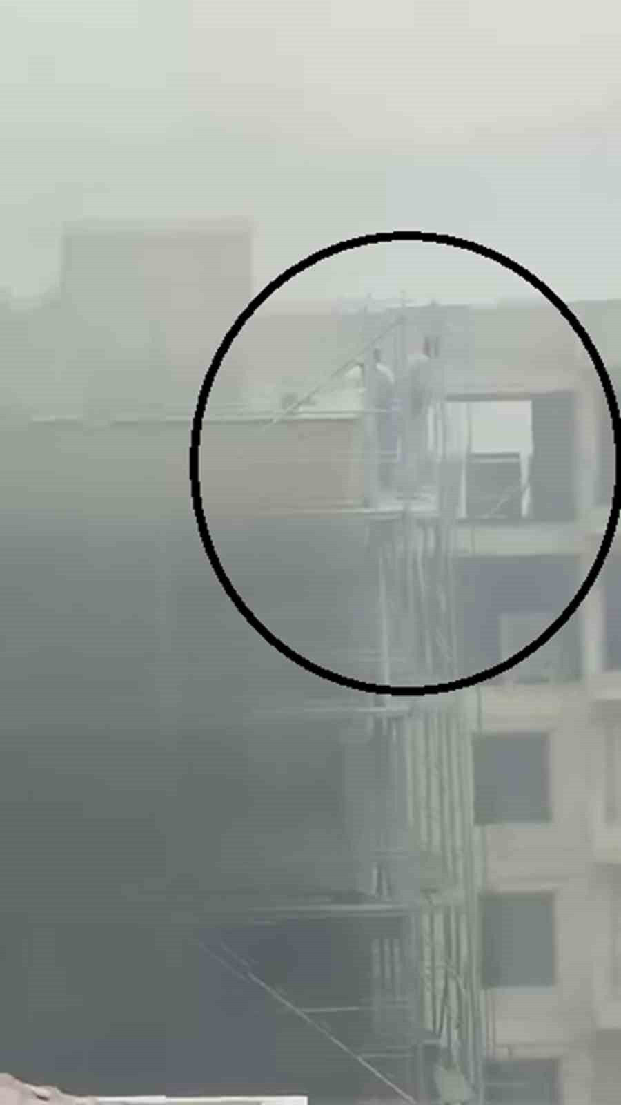 HATAY'DA İNŞAAT ALANINDA ÇIKAN YANGINA İSKELEDE YAKALANAN İŞÇİLERİN KORKU DOLU ANLARI KAMERAYA...