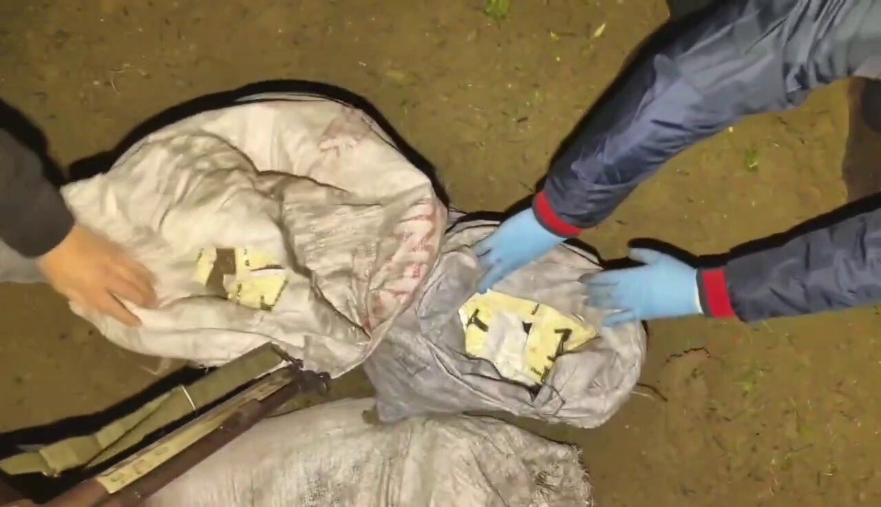 HATAY'DA JANDARMA EKİPLERİNİN GERÇEKLEŞTİRDİĞİ ÇALIŞMADA ZEYTİN BAHÇESİ İÇERİSİNDE TORBADA...