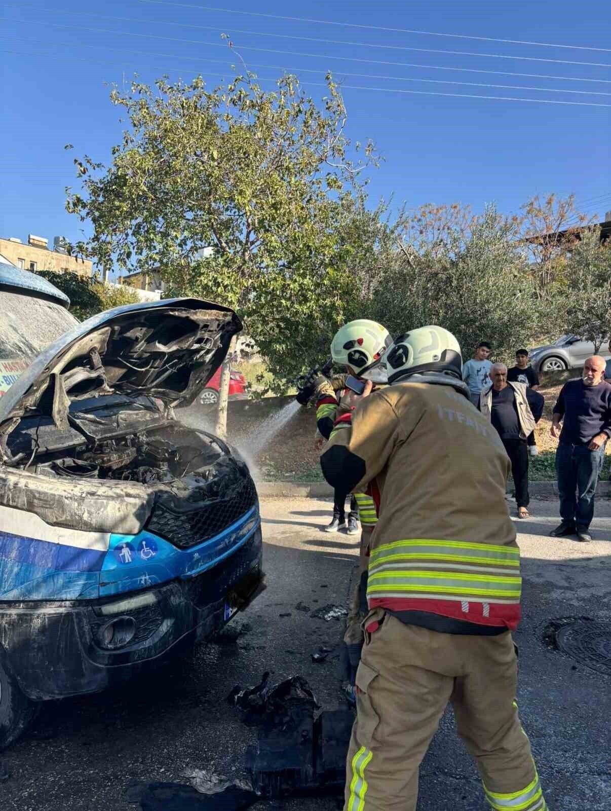 HATAY'DA SEYİR HALİNDEYKEN MOTOR KISMI YANAN YOLCU MİNİBÜSÜNDE PANİK YAŞANDI.