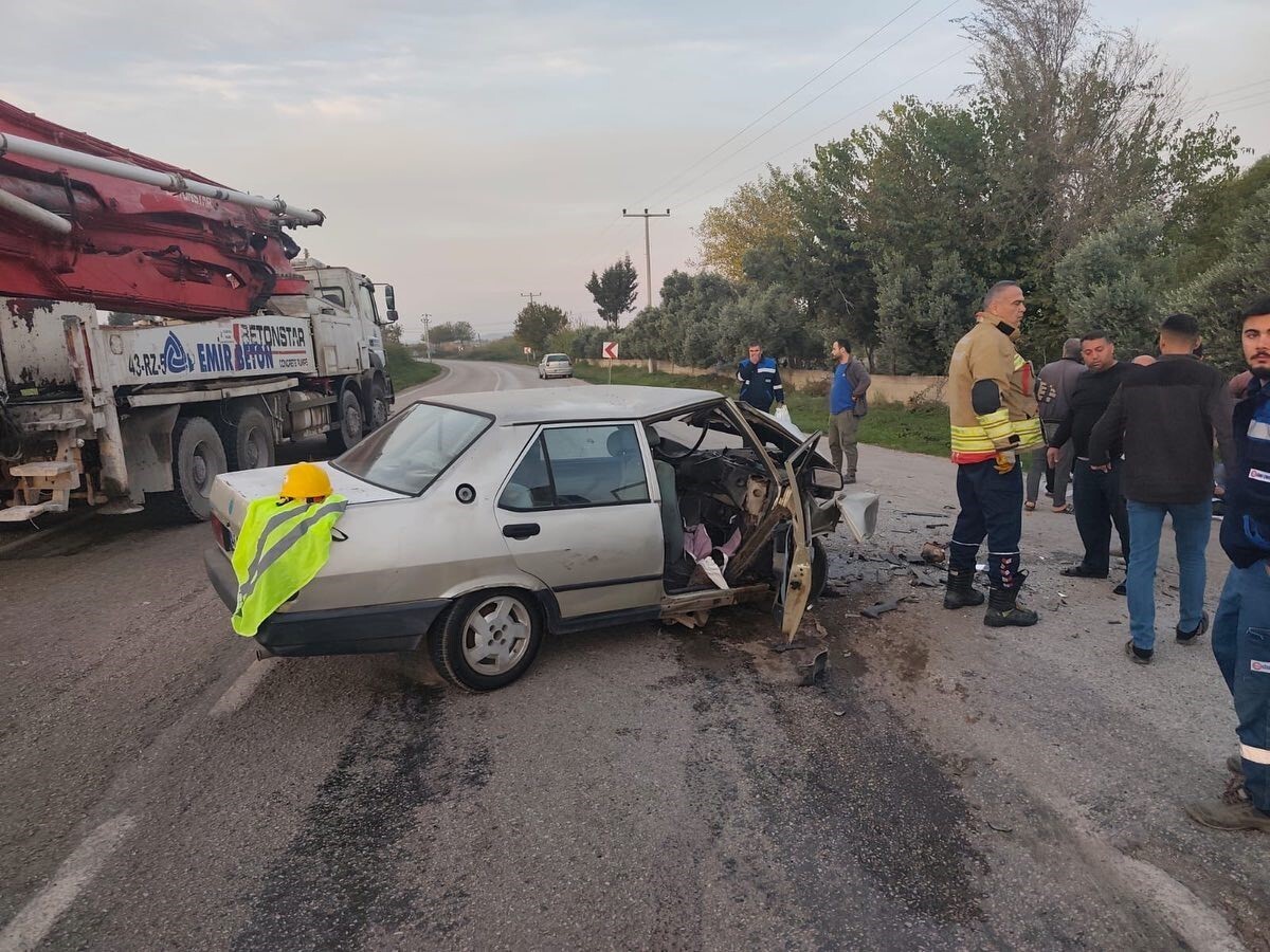 HATAY'DA TOFAŞ MARKA OTOMOBİLLE, HAFİF TİCARİ ARACIN ÇARPIŞTIĞI KAZADA 6 KİŞİ YARALANDI.