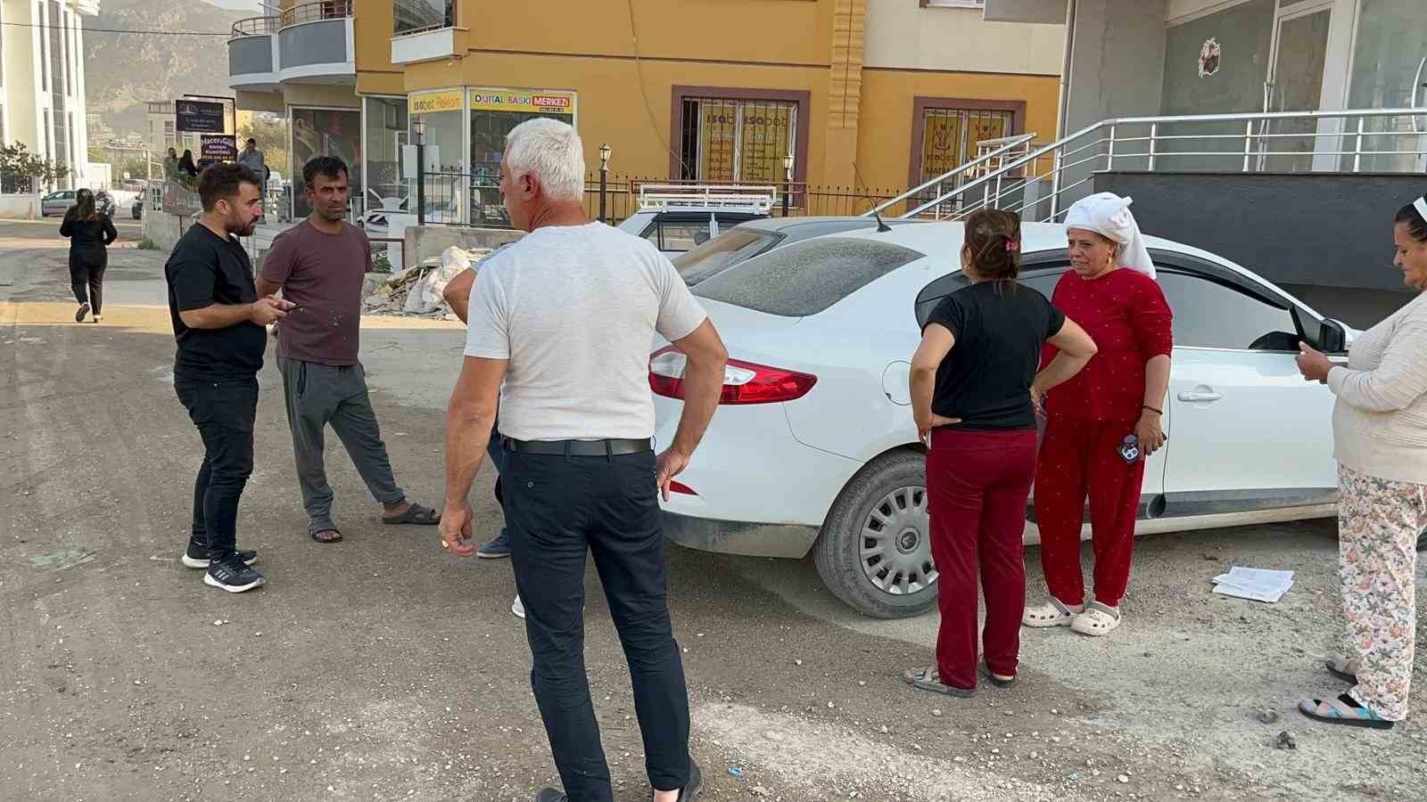 HATAY'DA YAŞANAN 3.9 BÜYÜKLÜĞÜNDEKİ DEPREMİN KORKUTTUĞU VATANDAŞLAR SOLUĞU SOKAKTA...