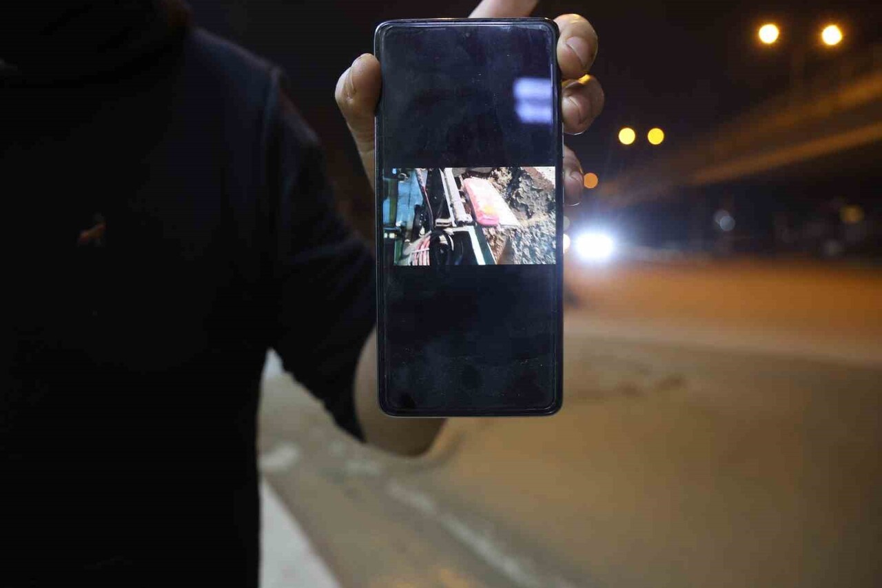 HATAY'DA YOLUN ORTASINA BETON DÖKEN MİKSER, BİR VATANDAŞ TARAFINDAN CEP TELEFONU KAMERASIYLA...