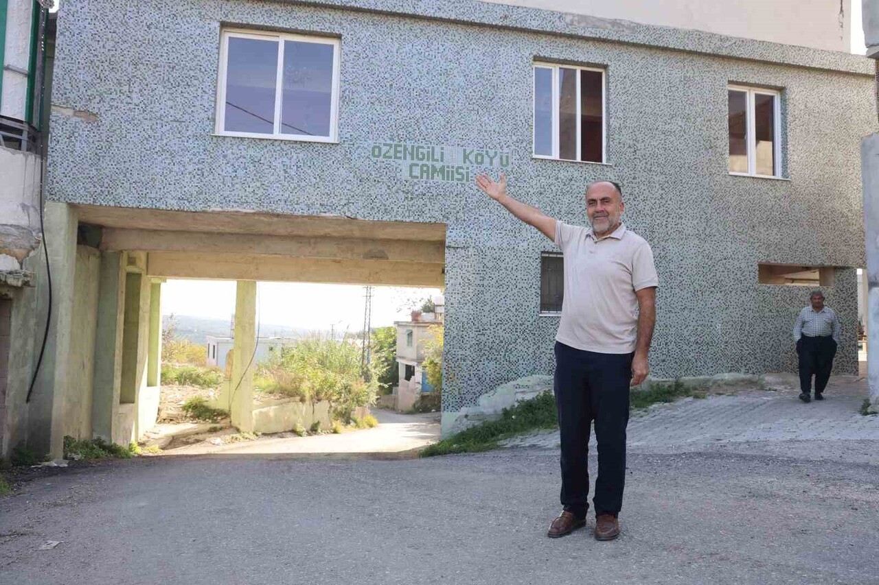 HATAY'IN DEFNE İLÇESİ ÜZENGİLİ MAHALLESİ'NDE BULUNAN CAMİ, MAHALLENİN NÜFUSUNUN ARTMASI VE YER...