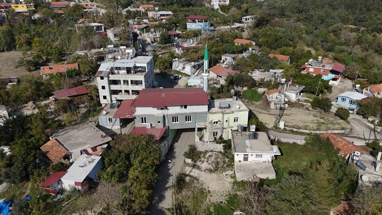 HATAY'IN DEFNE İLÇESİ ÜZENGİLİ MAHALLESİ'NDE BULUNAN CAMİ, MAHALLENİN NÜFUSUNUN ARTMASI VE YER...