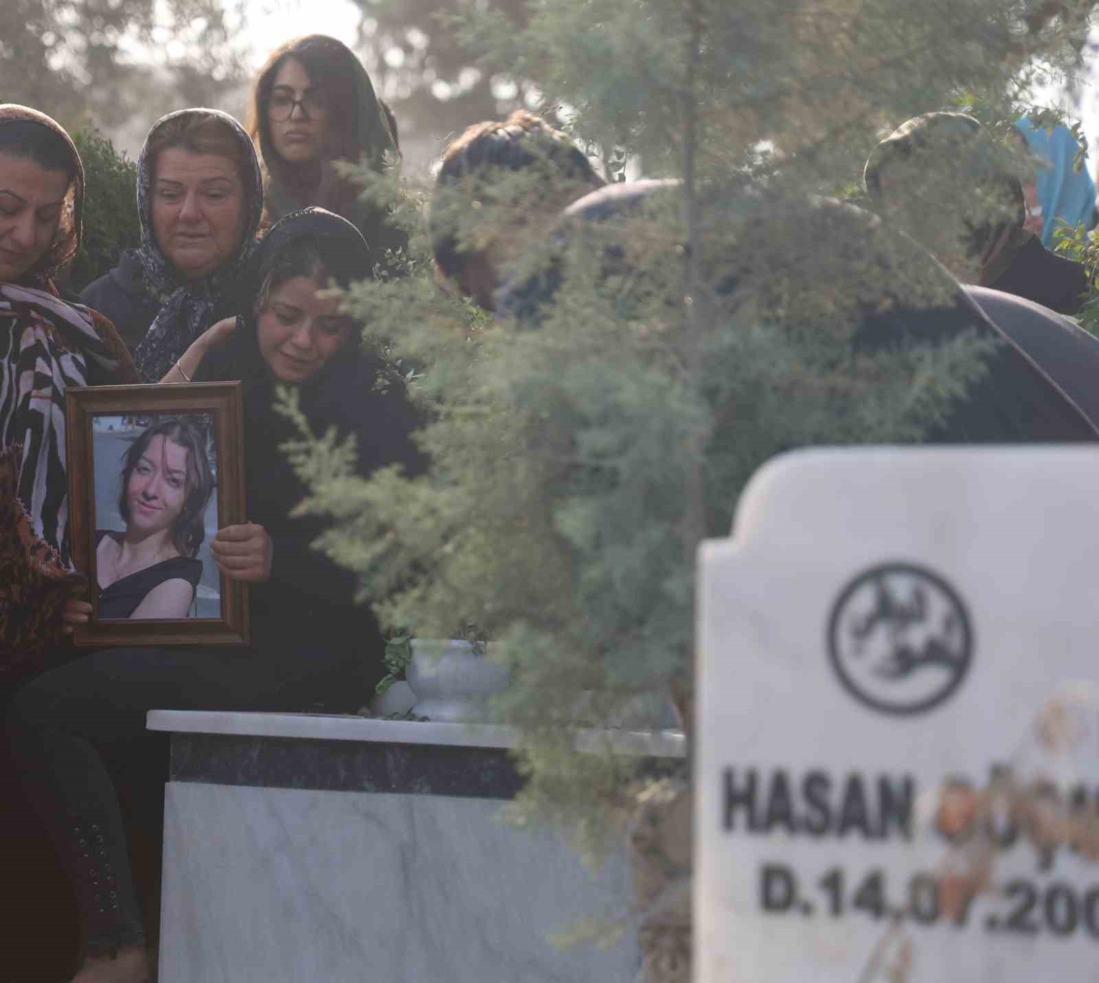 HATAY'IN DEFNE İLÇESİNDE OTOMOBİLLE ÇARPIŞIP BARİYERLERE ÇARPAN MOTOSİKLET SÜRÜCÜSÜ YARALANIRKEN...