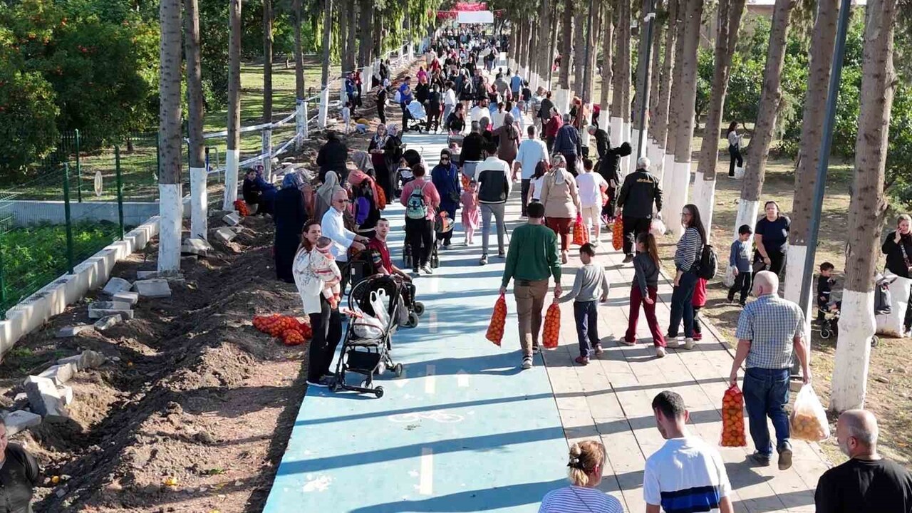 HATAY'IN İSKENDERUN İLÇESİNDE DÜZENLENEN NARENCİYE FESTİVALİ'NDE VATANDAŞLAR, ZİRAAT PARK'TA...