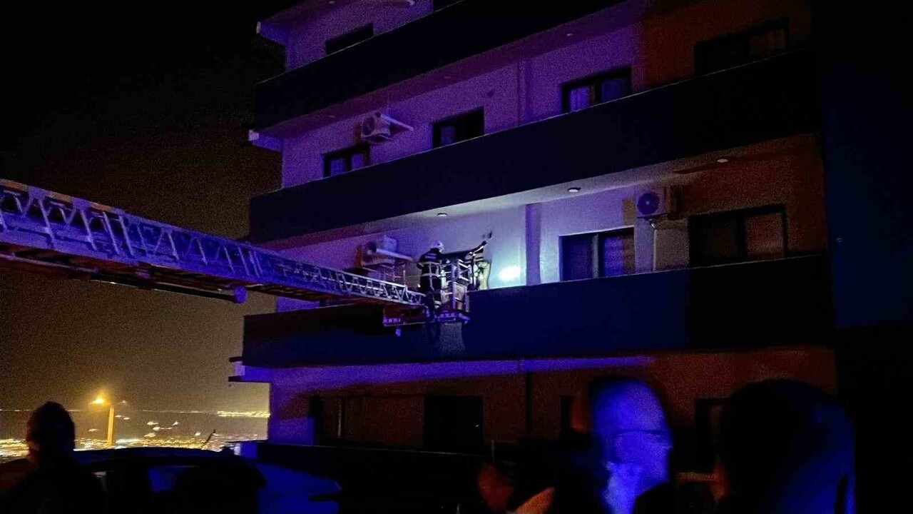 HATAY’DA 7 KATLI APARTMANIN EN ALT KATINDA BULUNAN GALERİDE ÇIKAN YANGINDA 2 KİŞİ ÖLDÜ,  İTFAİYE...