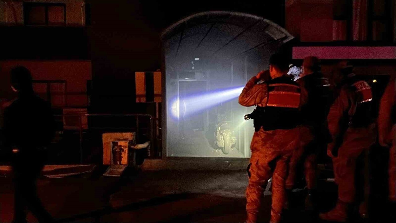 HATAY’DA 7 KATLI APARTMANIN EN ALT KATINDA BULUNAN GALERİDE ÇIKAN YANGINDA 2 KİŞİ ÖLDÜ,  İTFAİYE...