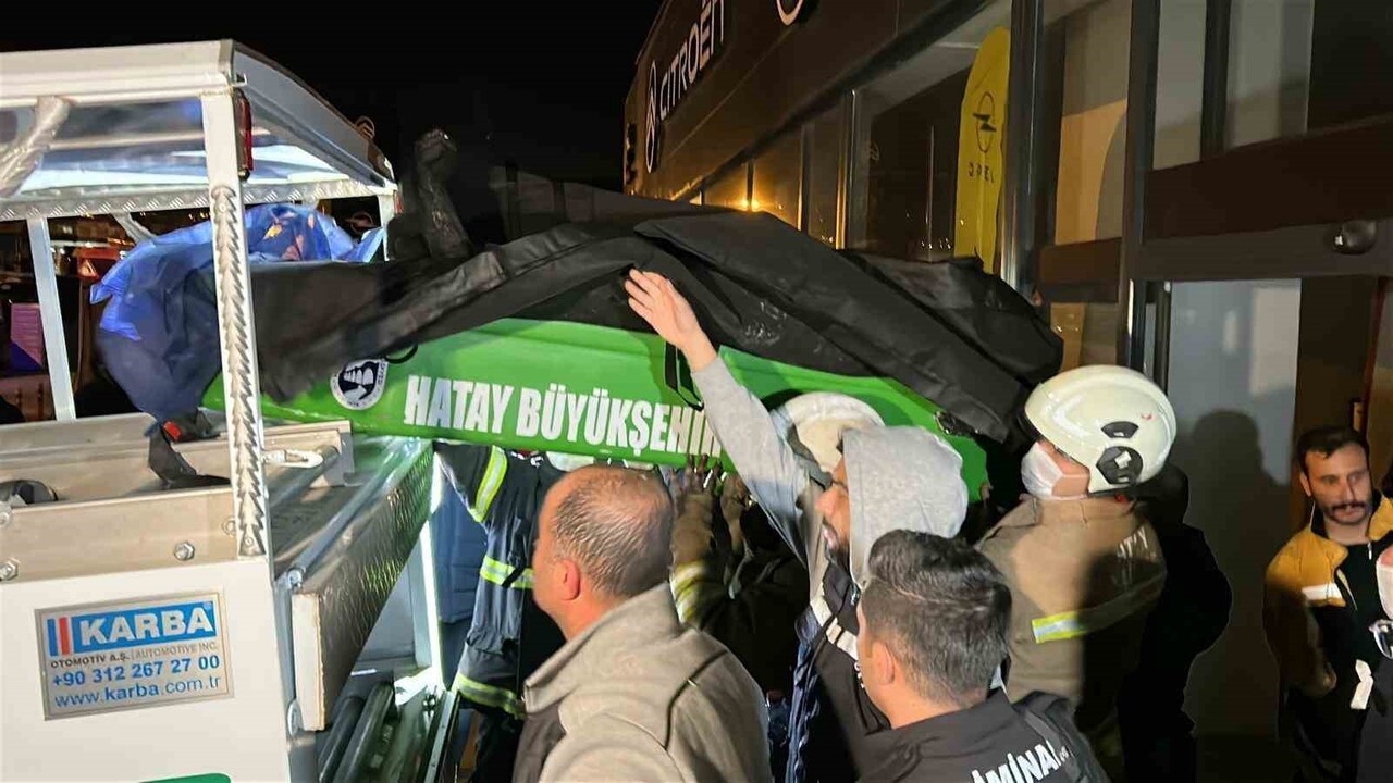 HATAY’DA 7 KATLI APARTMANIN EN ALT KATINDA BULUNAN GALERİDE ÇIKAN YANGINDA DUMANLARI FARK EDEREK...