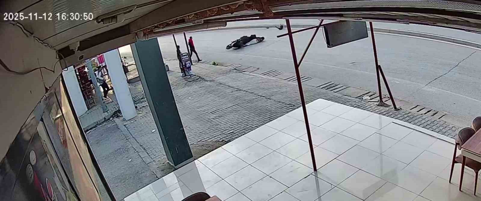 HATAY’DA BAŞI BOŞ SOKAK KÖPEĞİNE ÇARPAN MOTOSİKLET SÜRÜCÜSÜNÜN METRELERCE SÜRÜKLENEREK YARALANDIĞI...