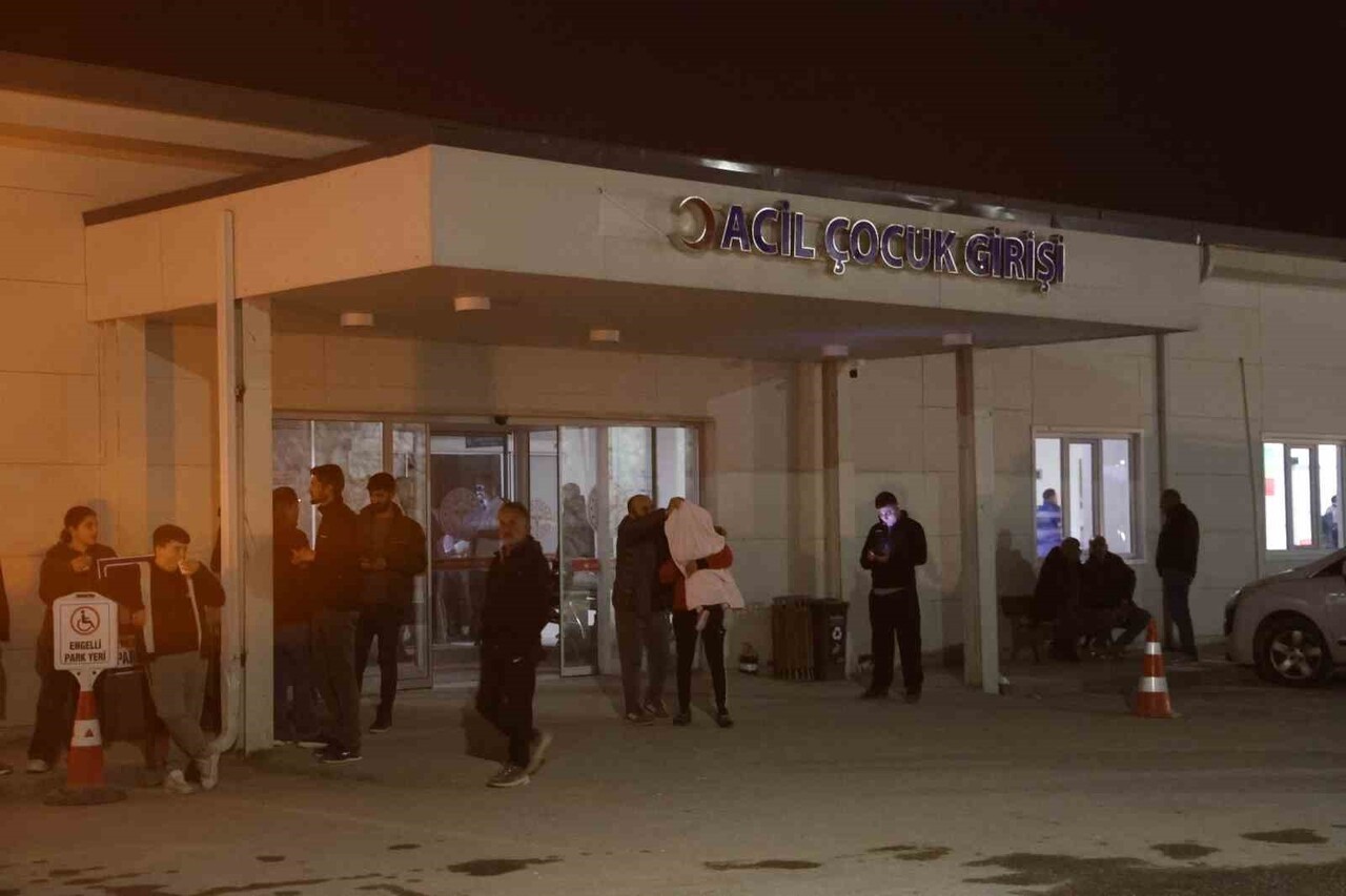 HATAY’DA DEFNE DEVLET HASTANESİ’NDE PANODAN ÇIKAN YANGIN BÜYÜMEDEN SÖNDÜRÜLÜRKEN DUMANLARIN...