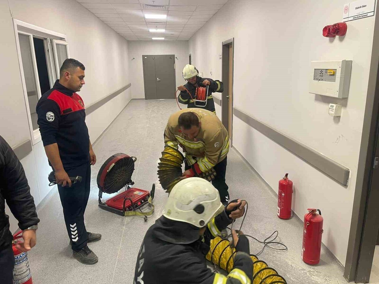 HATAY’DA DEFNE DEVLET HASTANESİ’NDE PANODAN ÇIKAN YANGIN BÜYÜMEDEN SÖNDÜRÜLÜRKEN DUMANLARIN...
