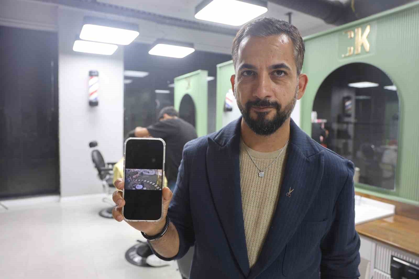 HATAY’DA ESNAFLIK YAPAN CUMA KARAAHMETLİ, SİPARİŞ ETTİĞİ DÖNERİ YEDİĞİ ESNADA DEPREM...