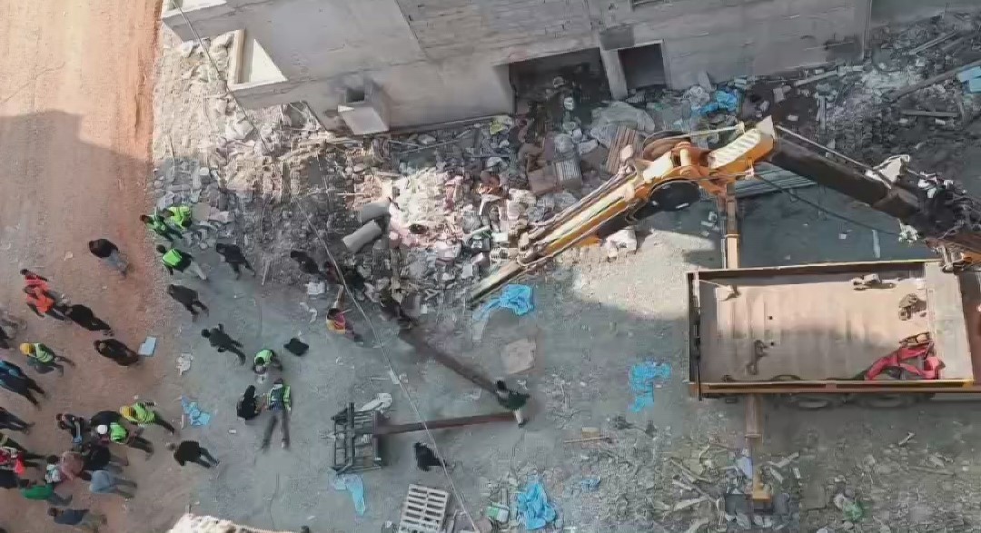 HATAY’DA İNŞAAT SIRASINDA 25 METRELİK VİNÇTE OLUŞAN ARIZA NEDENİYLE DEVRİLDİĞİ ESNADA VİNÇTE...