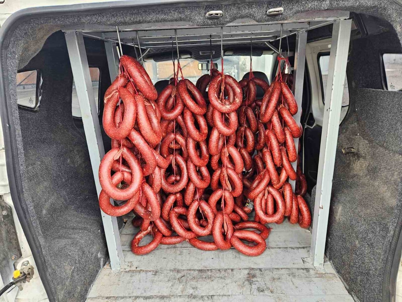 HATAY’DA JANDARMA EKİPLERİ TARAFINDAN DURDURULAN ARAÇTA MENŞEİ BELİRSİZ 120 KİLOGRAM ET SUCUĞU ELE...