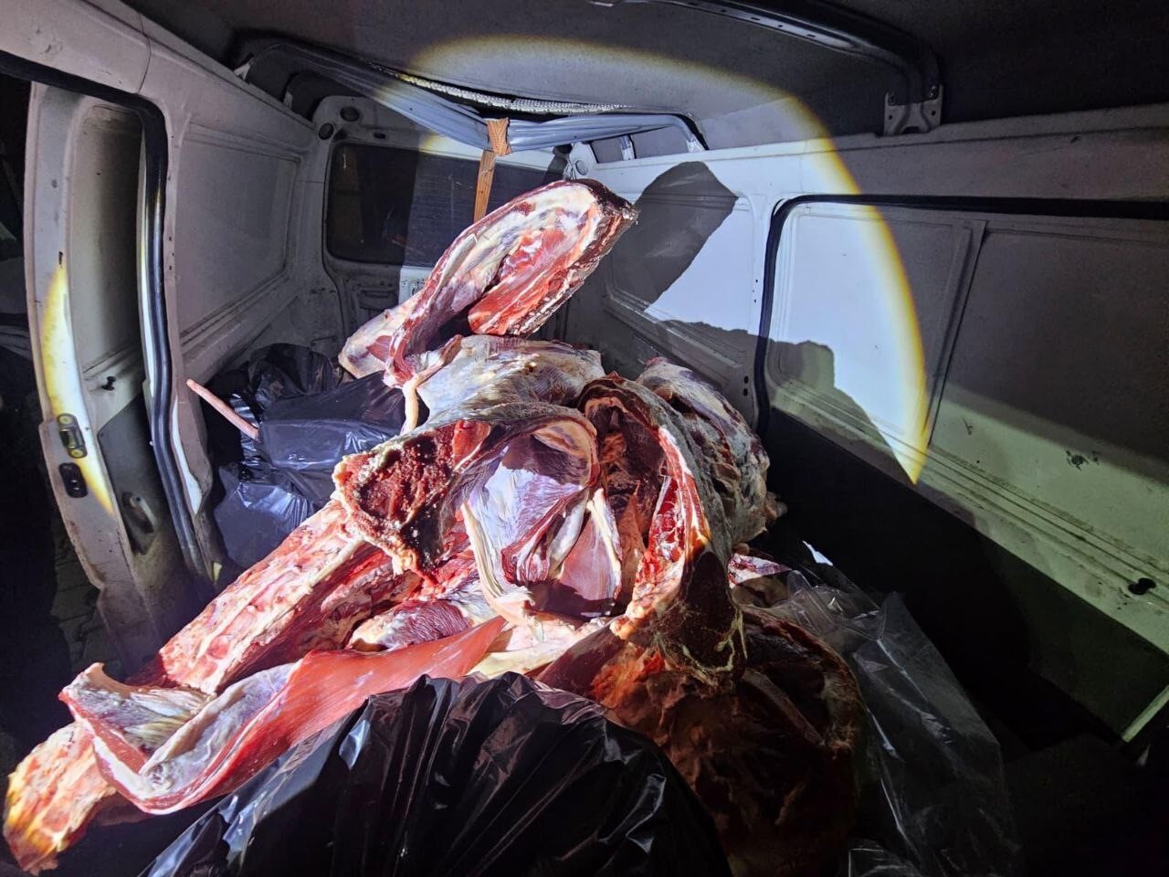 HATAY’DA JANDARMA EKİPLERİ TARAFINDAN DURDURULAN ARAÇTA MENŞEİ BELİRSİZ 900 KİLOGRAM KIRMIZI ET...