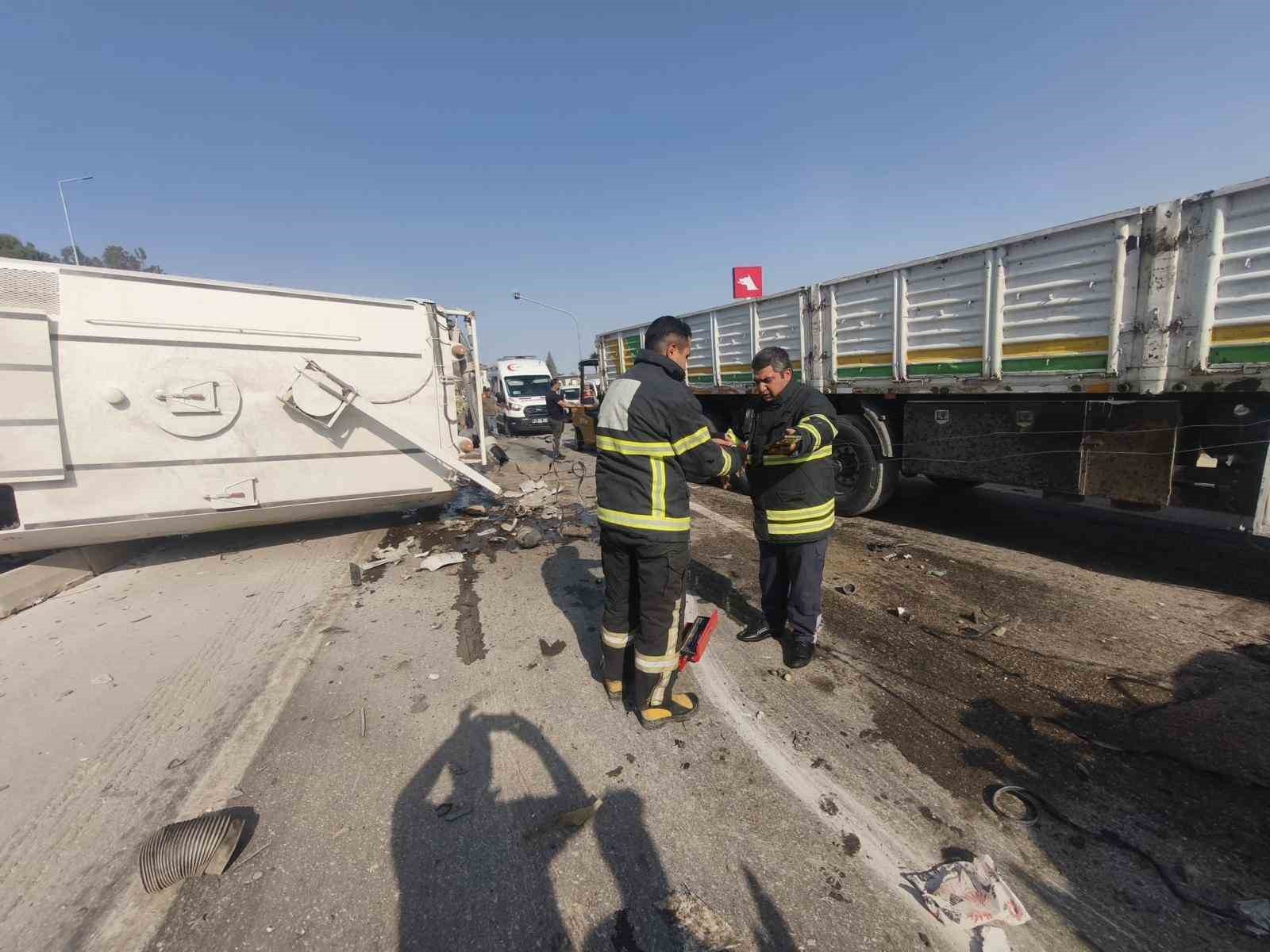 HATAY’DA KAMYON VE TIRIN ÇARPIŞMASIYLA YAŞANAN KAZADA ARAÇ SÜRÜCÜLERİ YARALANDI.