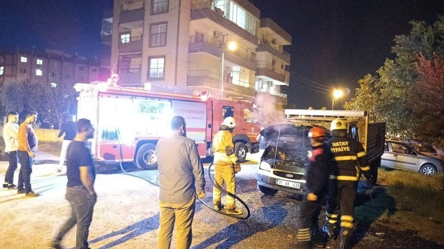 HATAY’DA MOTOR KISMI YANAN PİKAPTA HASAR OLUŞTU.