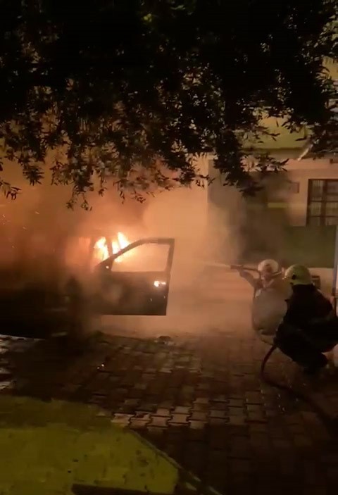 HATAY’DA PARK HALİNDEYKEN ALEVLERE TESLİM OLAN OTOMOBİL YANARAK KULLANILMAZ HALE GELDİ.