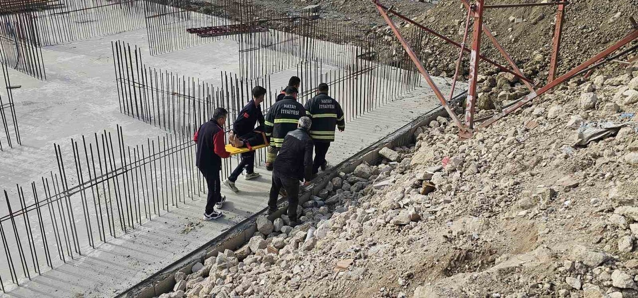 HATAY’DA ŞANTİYE ALANINDA TEMELE DÜŞEREK YARALANAN ŞAHIS, İTFAİYE EKİPLERİNİN OPERASYONUYLA...