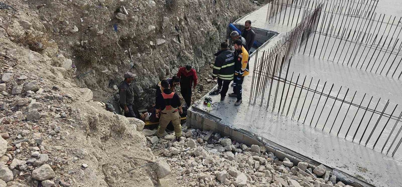 HATAY’DA ŞANTİYE ALANINDA TEMELE DÜŞEREK YARALANAN ŞAHIS, İTFAİYE EKİPLERİNİN OPERASYONUYLA...