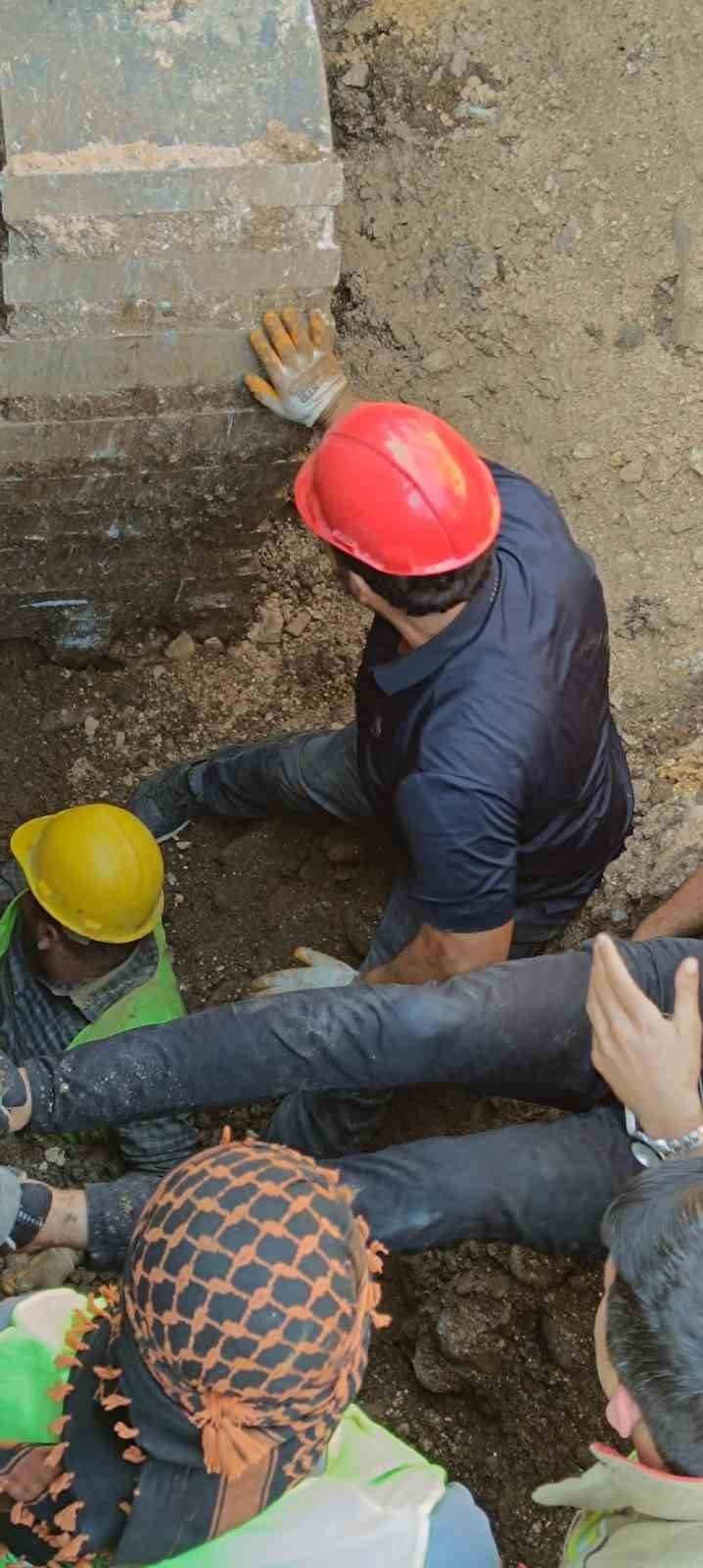 HATAY’DA ŞANTİYE ALANINDA YAŞANAN GÖÇÜKTE MAHSUR KALARAK YARALANAN İŞÇİ, İTFAİYE EKİPLERİ...