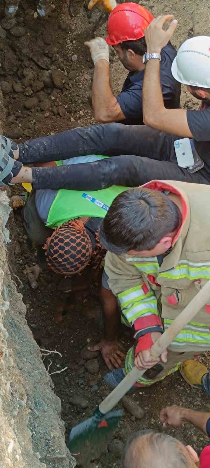 HATAY’DA ŞANTİYE ALANINDA YAŞANAN GÖÇÜKTE MAHSUR KALARAK YARALANAN İŞÇİ, İTFAİYE EKİPLERİ...