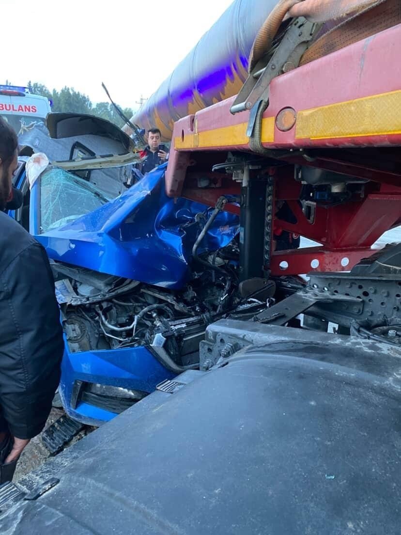 HATAY’DA SEYİR HALİNDE OLAN OTOMOBİL, DEMİR BORU YÜKLÜ TIRLA ÇARPIŞTI. OTOMOBİLİN HURDAYA ÇIKTIĞI...