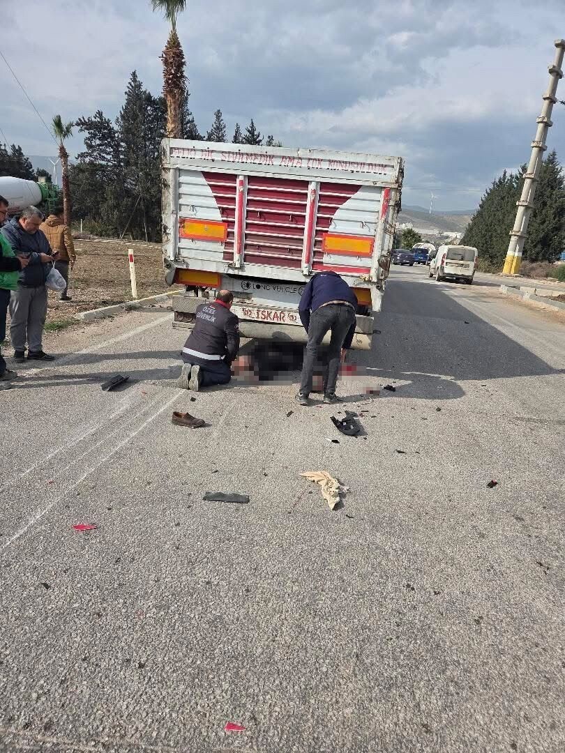 HATAY’DA TIRLA ÇARPIŞAN 66 YAŞINDAKİ MOTOSİKLETİN YABANCI UYRUKLU SÜRÜCÜSÜ KAZADA...