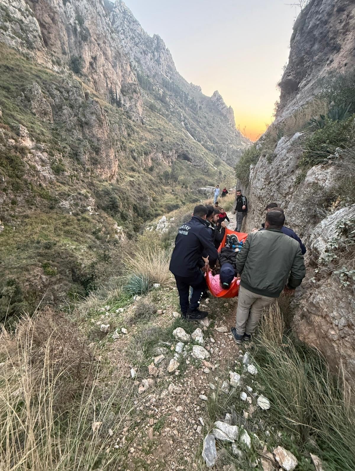 HATAY’DA YÜRÜYÜŞ ESNASINDA DAĞ YAMACINDAN DÜŞEREK YARALANAN ŞAHSI İTFAİYE EKİPLERİ VE VATANDAŞLAR...
