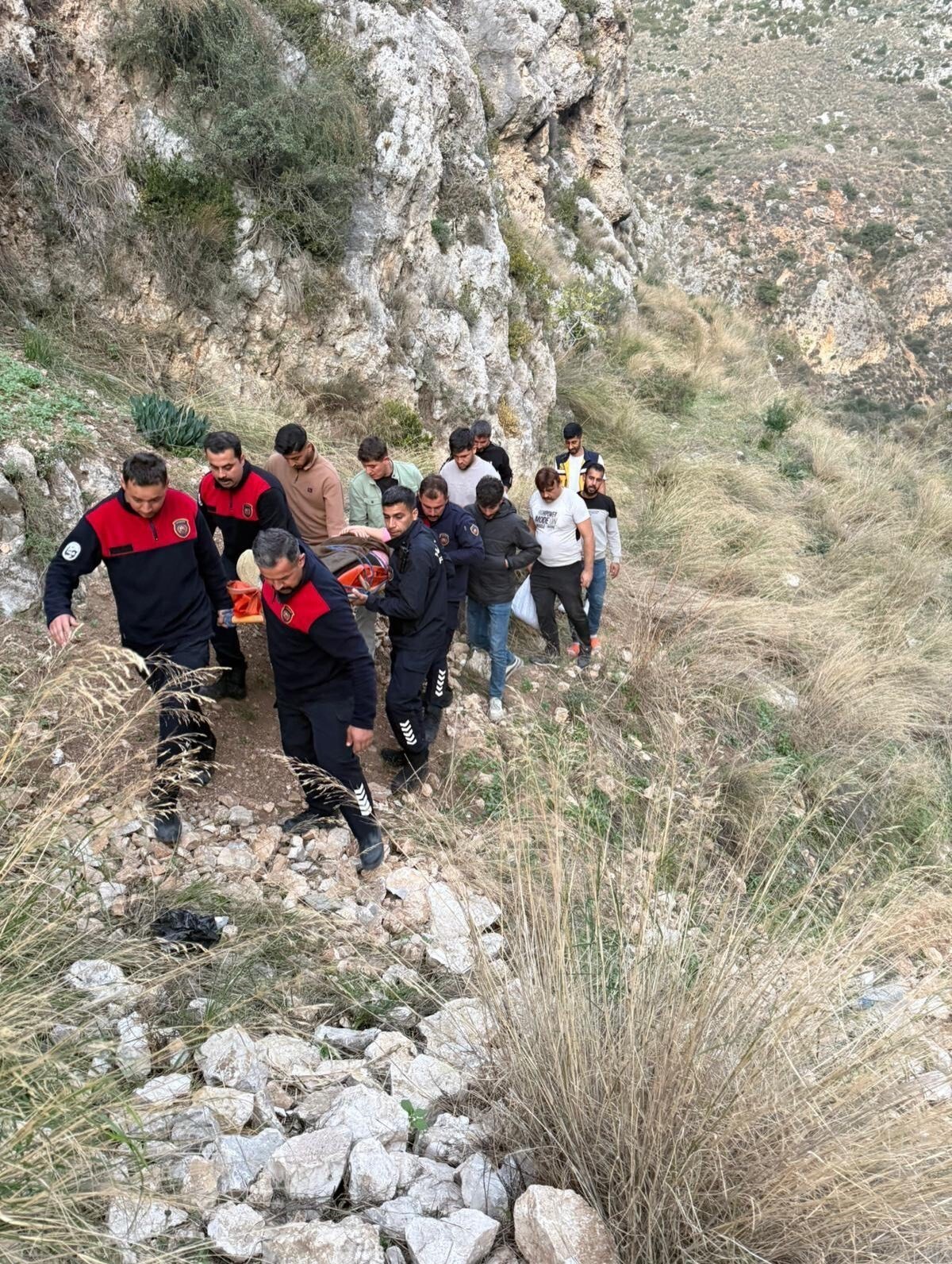 HATAY’DA YÜRÜYÜŞ ESNASINDA DAĞ YAMACINDAN DÜŞEREK YARALANAN ŞAHSI İTFAİYE EKİPLERİ VE VATANDAŞLAR...