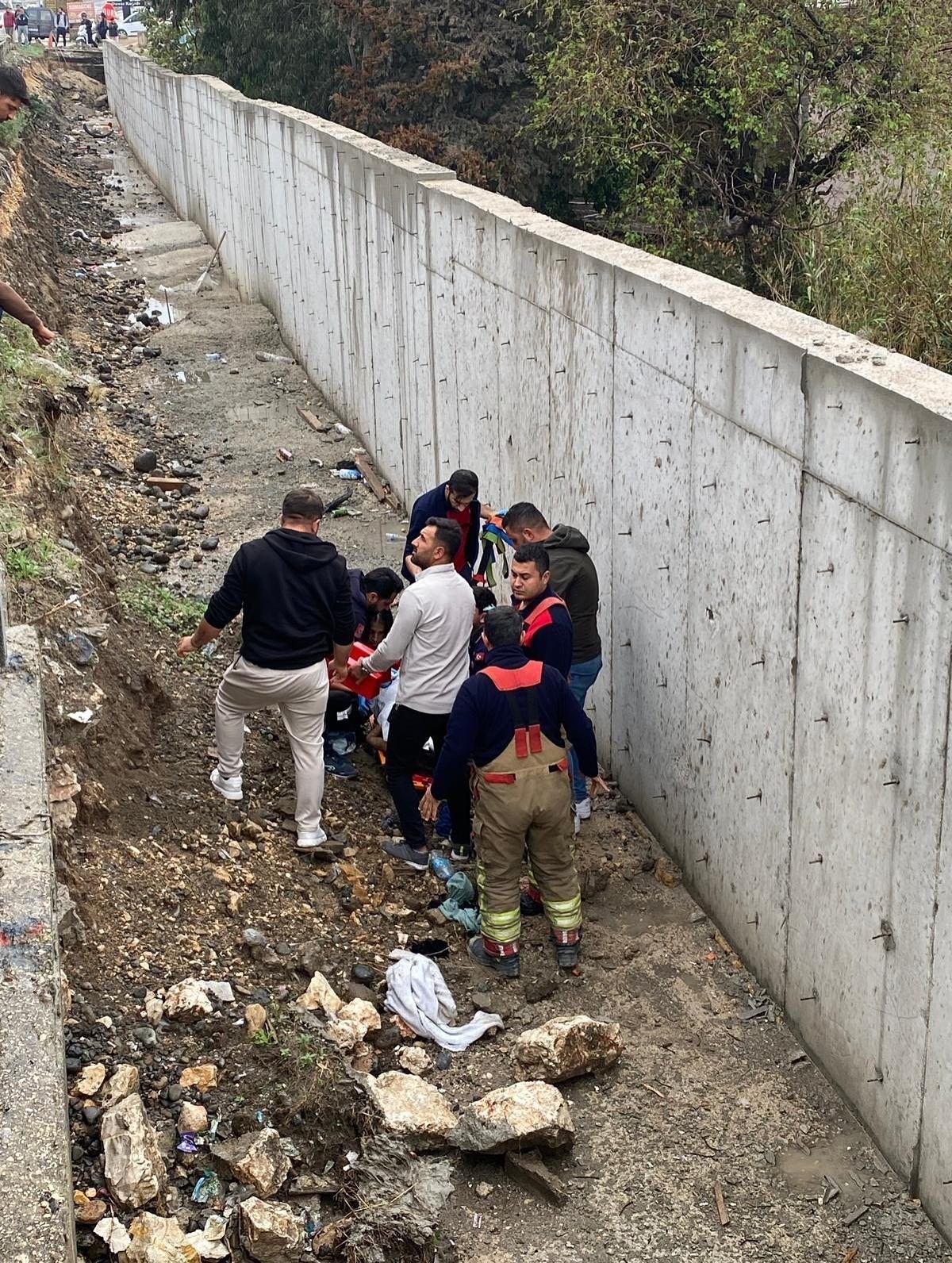 HATAY’IN ANTAKYA İLÇESİNDE HAFİF TİCARİ ARAÇ, KONTROLÜ KAYBEDEREK 23 YAŞINDAKİ ZEHRA FINDIK’A...
